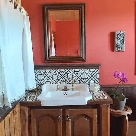 La D'hote Du Petit Mazilloux Bed & Breakfast 3*